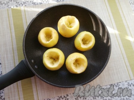 Из каждого яблока удалить ножом сердцевину ножом, сделав углубление со стороны плодоножки, как показано на фото. Разместить яблоки в сковороде. Я использовала сковородку диаметром 22 см.