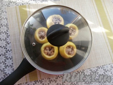 Накрыть сковороду с яблоками крышкой.