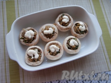 Сверху начинку немного смазать майонезом.