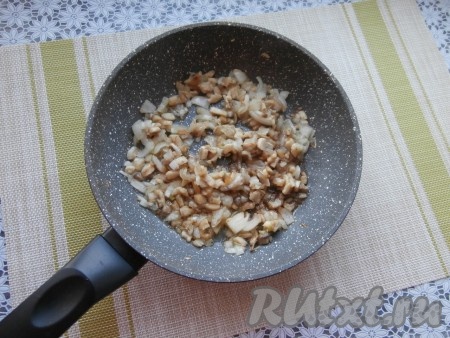 К ножкам шампиньонов, обжаренным с луком, влить соевый соус и уксус, всыпать сахар, подсолить их по вкусу и поперчить.