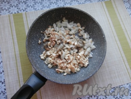 Обжарить грибочки с луком на среднем огне, помешивая, минуты 2-3.