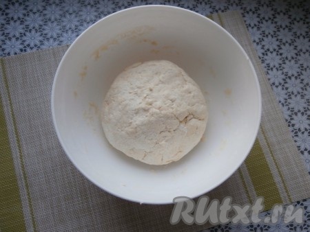 А затем замесить руками мягкое, но хорошо держащее форму творожное тесто.