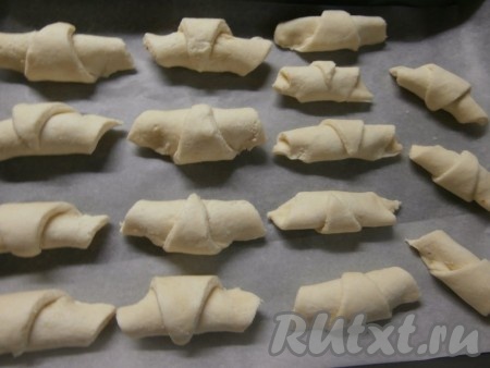 Разместить рогалики на противне, застеленном пергаментом, и отправить в духовку, разогретую до 180 градусов, минут на 30-35 минут (выпекать до румяности).