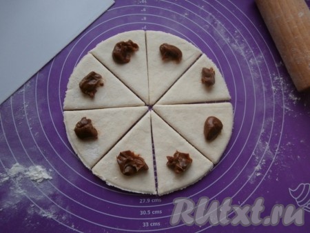 На широкую часть каждого сектора выложить по 0,5-1 чайной ложке варёной сгущёнки.