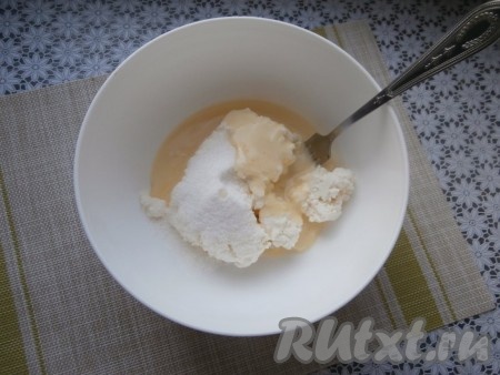 Сливочному маслу (или маргарину) дать согреться до комнатной температуры (или немного растопить, например, в микроволновке), а затем добавить в миску с творогом.