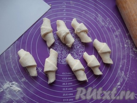 Свернуть каждый сектор, начиная с широкой стороны с начинкой, в рогалик. Всего получится 24 творожных рогалика с варёной сгущёнкой.