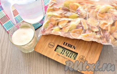 Подготовим нужные ингредиенты для варки компота. Размораживать яблоки не нужно. В кастрюлю наливаем воду, ставим на огонь.
