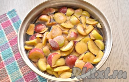 Как только вода в кастрюле закипит, выкладываем в неё замороженные яблоки из пакета.