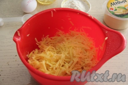 Картошку почистить и натереть на крупной тёрке.