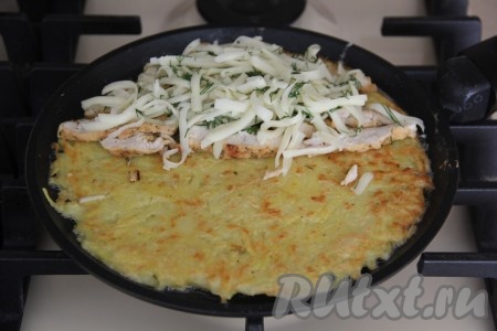 Куриное мясо присыпать 1/3 частью сыра, смешанного с зеленью.