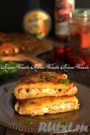 Разрезать каждый драник пополам и подать к столу в горячем виде. Картофельные драники, приготовленные с начинкой из курицы и сыра на сковороде, получаются сытными и очень вкусными. Сыр в процессе обжаривания плавится и драник получается не сухим.