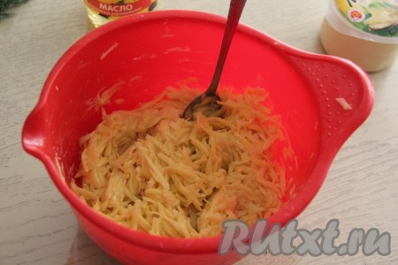 Перемешать картофельную массу.