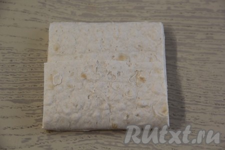 Завернуть края лаваша на начинку. Вот такой конвертик получается. Аналогично сформировать ещё 7 конвертиков.