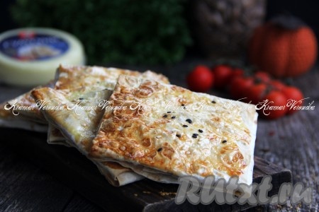 Хачапури, приготовленные из лаваша с творогом и сыром в духовке, подать к столу в тёплом виде.