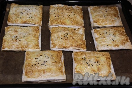 Выпекать хачапури 10 минут (до лёгкого золотистого цвета).