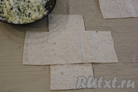 Нарезать лаваш на полоски длиной 25 см и шириной 10 см (у меня получилось 16 полосок). Положить 2 полоски лаваша крест-накрест.