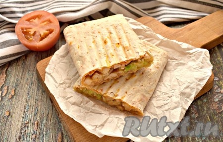 Сочная, очень вкусная шаурма готова. Благодаря электрогрилю, приготовить её в домашних условиях не составит особого труда.