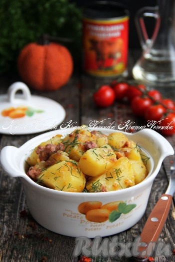 Простое и сытное блюдо готово. Подаём тушёную картошку с говяжьей тушёнкой к столу в горячем виде, присыпав рубленной зеленью.