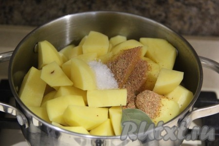 Посолить, добавить специи и лавровый лист, влить воду.