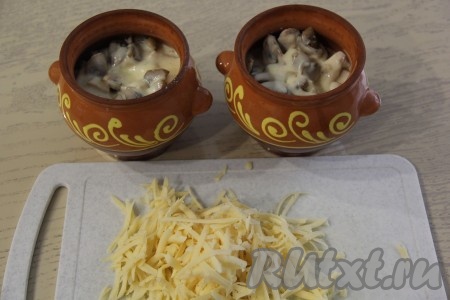 Разлить соус по горшочкам. Сыр натереть на тёрке.