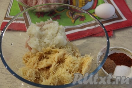 Лук и чеснок почистить и пропустить через мясорубку (или измельчить в измельчителе). В большой миске соединить картошку, лук и чеснок. 