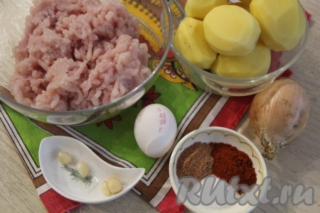 Подготовить продукты для приготовления котлет. Сырой картофель почистить. Фарш можно использовать покупной или пропустить кусок мяса через мясорубку. 