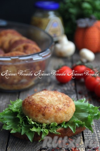 Очень аппетитные, вкусные, сочные котлеты, приготовленные из фарша и сырого картофеля, подать к столу горячими, дополнив любимым гарниром.
