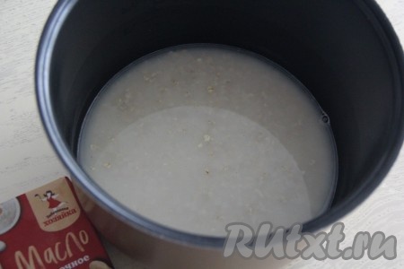 Влить воду комнатной температуры, перемешать, установить чашу в мультиварку и, закрыв крышку, выставить на 15 минут режим "Молочная каша".