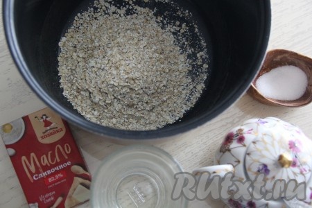 Всыпать овсяные хлопья в чашу мультиварки, добавить соль и сахар.