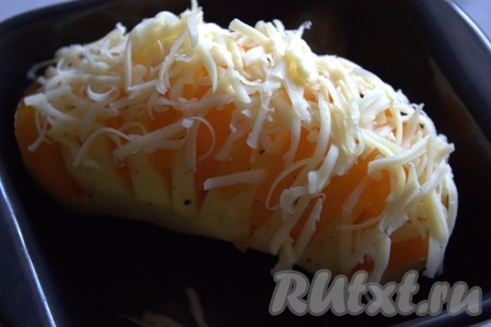 Посыпать сверху гармошки натёртым на средней тёрке сыром, затем поместить в форму для запекания и отправить на 40-50 минут в духовку, предварительно разогретую до 180 градусов. Проверить готовность можно с помощью зубочистки (в готовую картошину зубочистка должна входить достаточно легко).