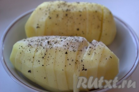 Картошку-гармошку и снаружи, и аккуратно внутри между разрезами посолить и приправить специями по вкусу (я приправила чёрным молотым перцем).