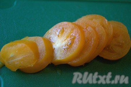 Помидоры нарезать на тонкие кружочки, а затем каждый кружочек разрезать пополам. Помидоры должны быть крепкими и хорошо держать форму в нарезанном виде.