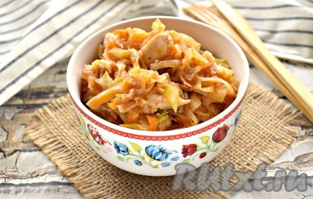 Капуста, тушёная с курицей и томатной пастой на сковороде