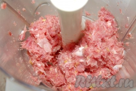 Мякоть свинины промыть, нарезать на небольшие кусочки и измельчить в блендере вместе с 1 очищенной луковицей до состояния фарша (или перекрутить на мясорубке).
