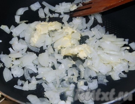 Лук репчатый очистить, нарезать мелко и обжарить на сливочном масле, помешивая, на среднем огне до прозрачности (в течение 3-5 минут).