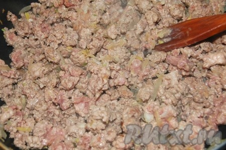 Тщательно перемешать фарш с луком и обжаривать, разбивая мясные комочки, до полной готовности мяса (минут 20-25), посолить и поперчить по вкусу.

