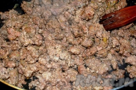 При желании, когда фарш изменит цвет, можно добавить 5-6 столовых ложек воды (или бульона) и продолжать тушить до готовности мяса. Добавление воды (или бульона) сделает фарш более сочным.