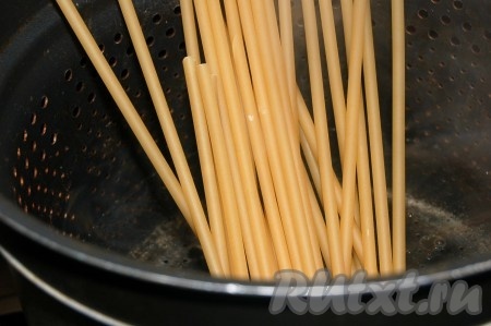 В кипящую воду выложить макароны, немного подсолить и отварить их в соответствии с инструкцией на упаковке. Когда макароны будут готовы, выложить их в дуршлаг, чтобы полностью слилась вода. На сковороду с фаршем выложить макароны, перемешать и прогреть в течение нескольких минут.
