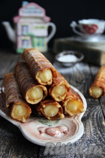 Подать вкусные, хрустящие вафельные трубочки, наполненные нежнейшим заварным кремом, к столу. Такая выпечка никого не оставит равнодушным, попробуйте!