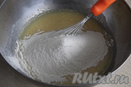 И сразу всыпать просеянную муку.