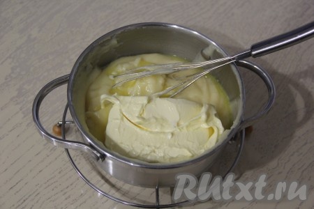 Выложить мягкое сливочное масло в горячий крем.