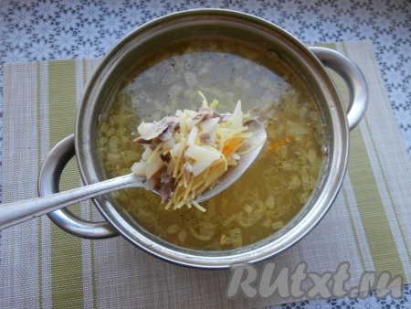 Когда картошка станет достаточно мягкой, выложить в кастрюлю кусочки индейки, специи, обжаренные овощи, лавровый лист и вермишель, довести суп до кипения и уменьшить огонь.