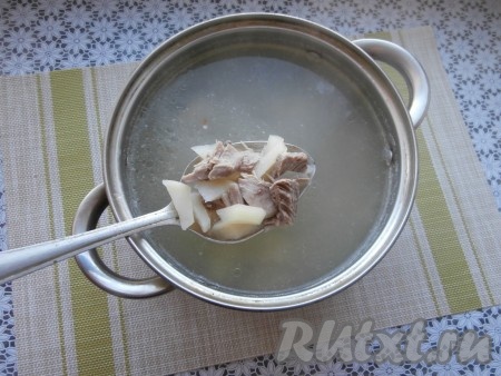 Картошку, луковицу и морковку очистить. Вернуть кастрюлю с бульоном на огонь, а после закипания выложить картошку, нарезанную на небольшие кусочки, ещё раз дать закипеть и варить на умеренном огне минут 15-20 (картошка должна стать достаточно мягкой).