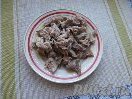 Отделить индейку от костей, нарезать (или порвать руками) на кусочки.
