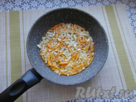 Обжарить овощи на среднем огне до мягкости (в течение 5-6 минут), не забывая иногда помешивать.
