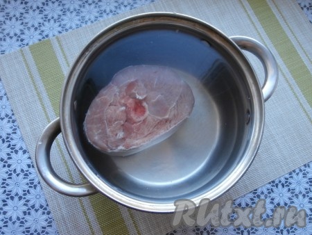 Мясо индейки на кости вымыть, переложить в кастрюлю, залить 2-2,5 литрами холодной воды и поставить на огонь. Дождаться закипания воды, а затем, убавив огонь и убрав пену, посолить бульон и варить индейку минут 40.