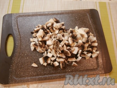 Нарезать шампиньоны на небольшие кусочки.