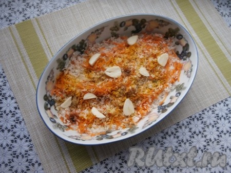 Посыпать рис специями, карри, чёрным молотым перцем и куркумой. Сверху разместить нарезанный на пластины чеснок.