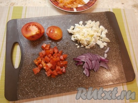 Помидор нарезать кубиками, яйцо нарезать достаточно мелко. Очищенный лук нарезать на тонкие четвертины (если у вас обычный репчатый лук, тогда обдайте его кипятком и дайте остыть).