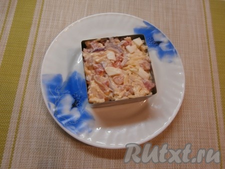 Выложить получившийся салат в салатник или оформить на тарелке с помощью кулинарной формочки.